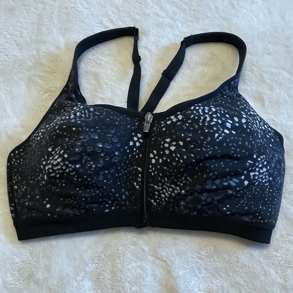 Victoria’s Secret underwire VSX Sport black patterned sports bra. Size M/L